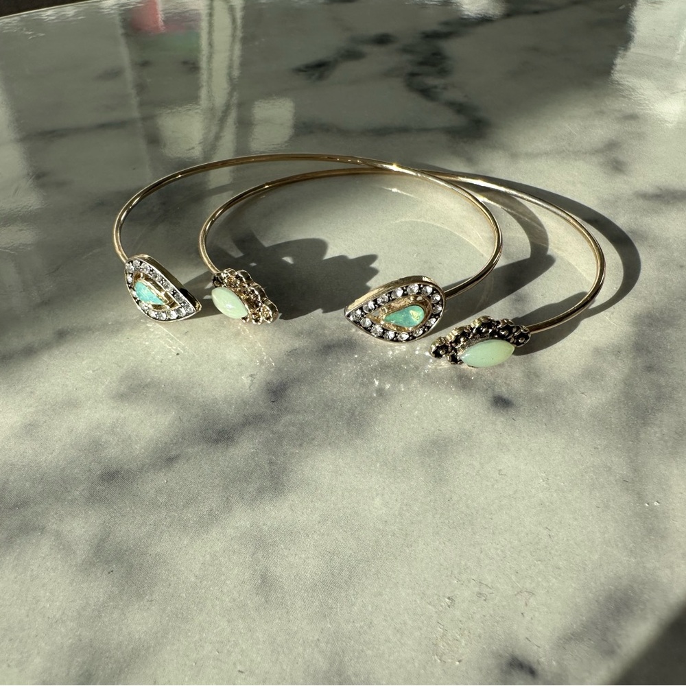 Francesca's Gold and Green Teardrop Bracelet Set